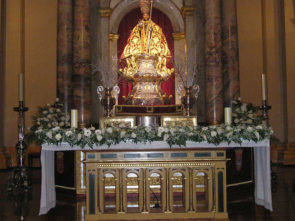 Flores en la capilla de San Fermín | Floristería Krabelin